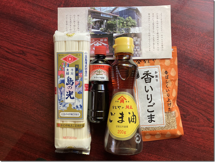 小豆島手延べそうめんは、その表面に『かどやのごま油』を使うのが特徴。 僕は小豆島のお醤油蔵と知恵を出し合って『小豆島と北海道だけで完結する、そうめんレシピ』を考える。